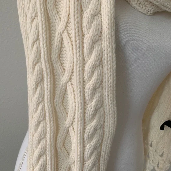 Elegant Cream Cable Knit Scarf - Picture 2 of 6